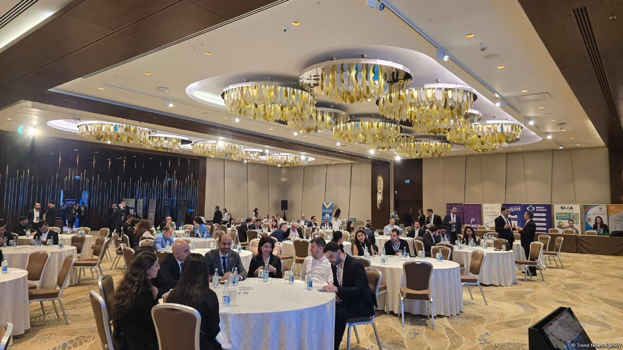 В Баку проходит второй день IX Международного банковского форума