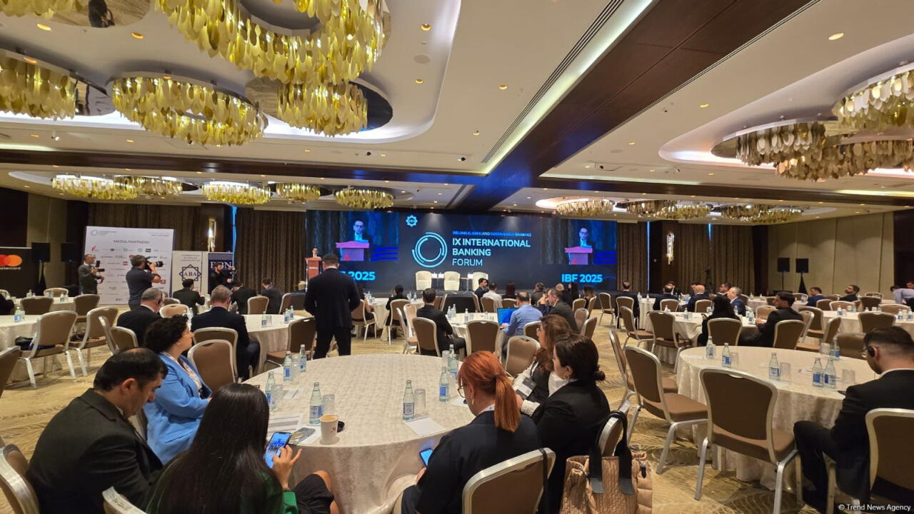 В Баку проходит второй день IX Международного банковского форума