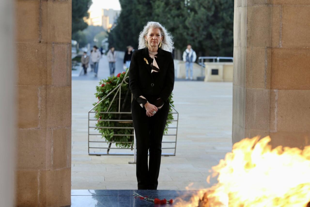 ABŞ Dövlət Departamentinin siyasi məsələlər üzrə müşaviri Şəhidlər Xiyabanını ziyarət edib