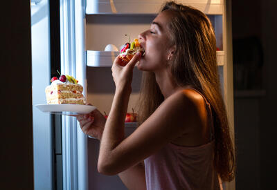 Психолог назвала причины тяги к сладкому в период одиночества