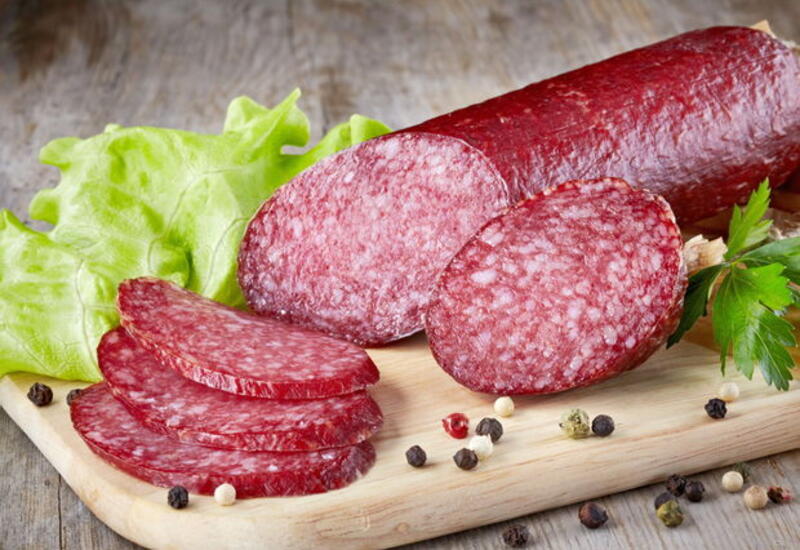 Yollarda və bazarlar satılan kolbasalar