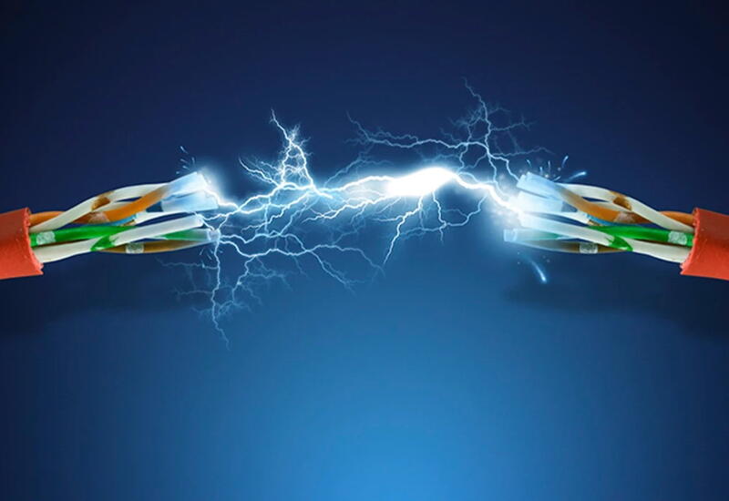 Четырех человек в Баку ударило током