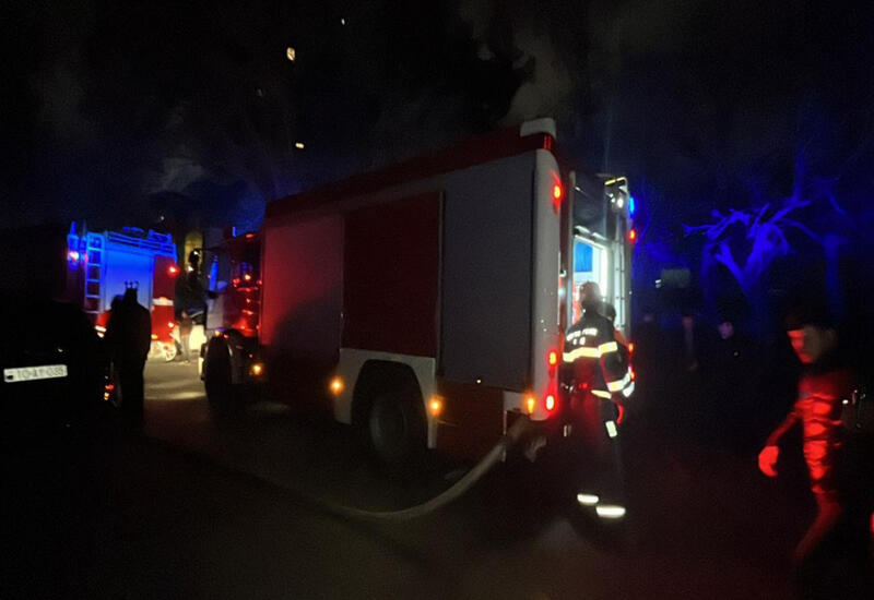 Последние кадры с места сильного пожара в жилом здании в Ясамале