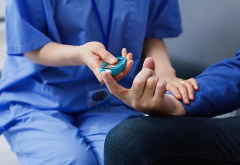 Названы четыре симптома редкой формы диабета