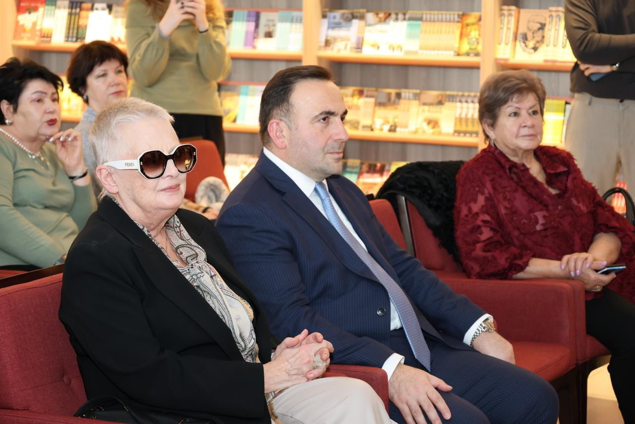 В Баку в рамках фестиваля "Нефтяной бум улыбается всем" представлено произведение "Наша с Тимкой нефть"