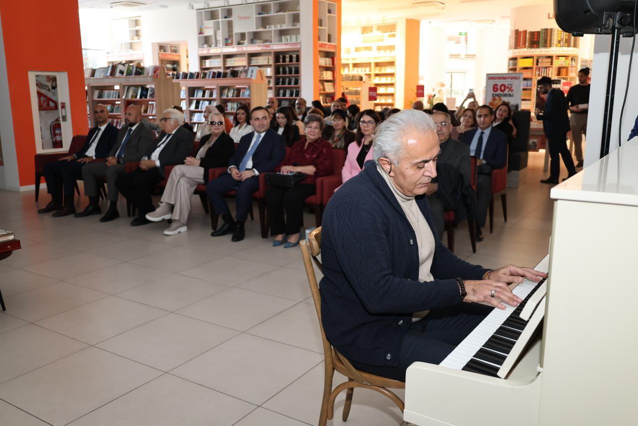 В Баку в рамках фестиваля "Нефтяной бум улыбается всем" представлено произведение "Наша с Тимкой нефть"