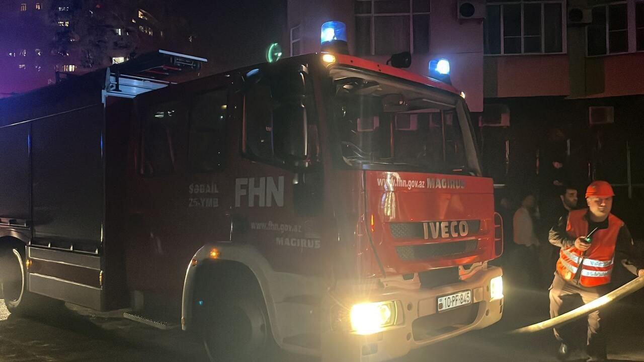 Сильный пожар в многоэтажном доме в Баку: есть жертвы