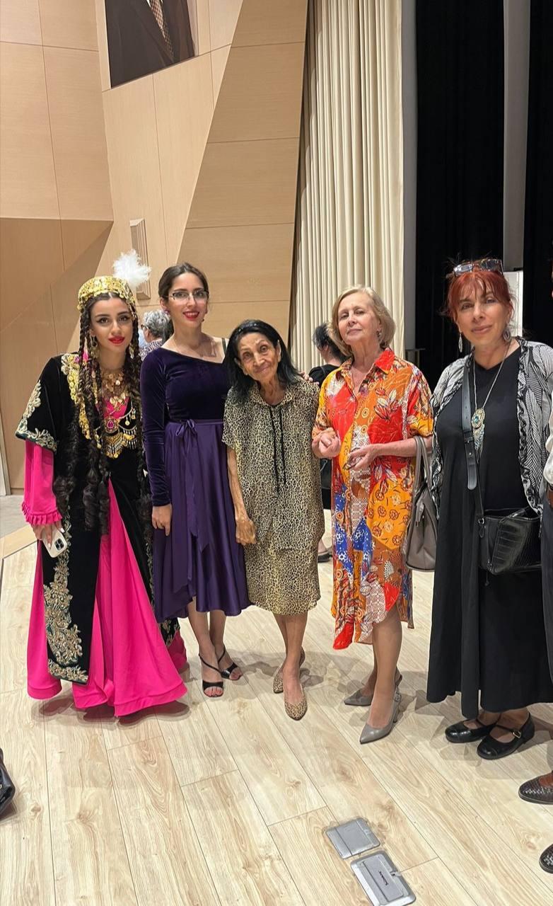 "Белый цветок" Роза Джалилова - выступление перед Сталиным, открытка от Фиделя Кастро, в суровом режиме Саддама Хусейна