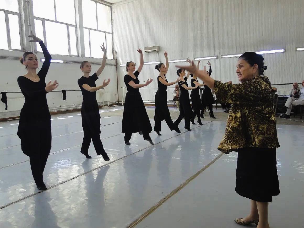 "Белый цветок" Роза Джалилова - выступление перед Сталиным, открытка от Фиделя Кастро, в суровом режиме Саддама Хусейна