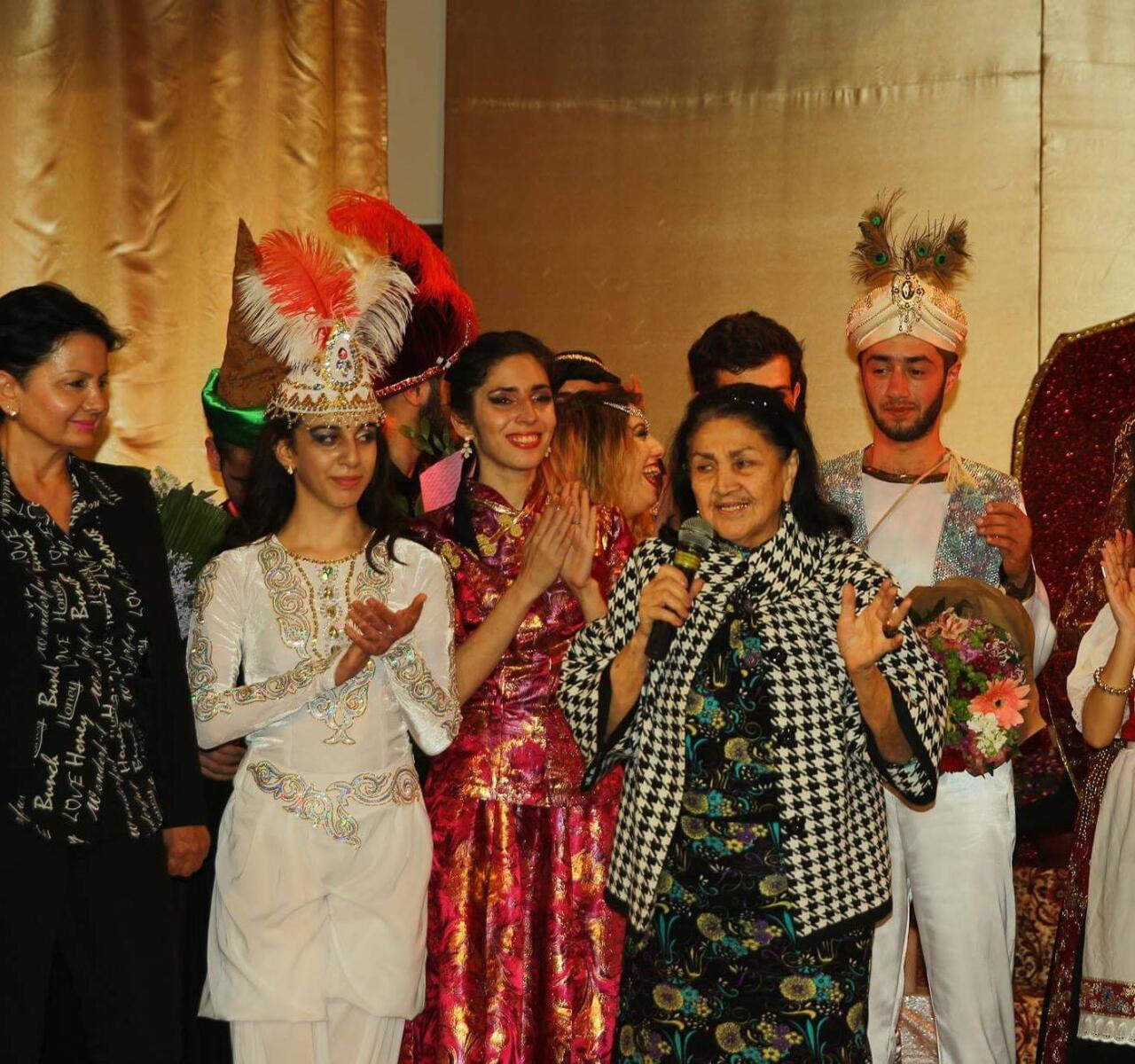 "Белый цветок" Роза Джалилова - выступление перед Сталиным, открытка от Фиделя Кастро, в суровом режиме Саддама Хусейна