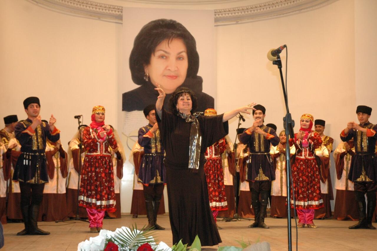 "Белый цветок" Роза Джалилова - выступление перед Сталиным, открытка от Фиделя Кастро, в суровом режиме Саддама Хусейна