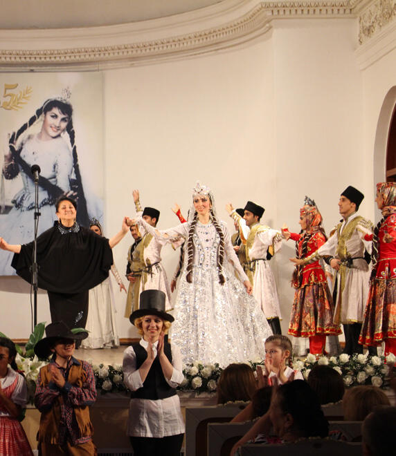 "Белый цветок" Роза Джалилова - выступление перед Сталиным, открытка от Фиделя Кастро, в суровом режиме Саддама Хусейна