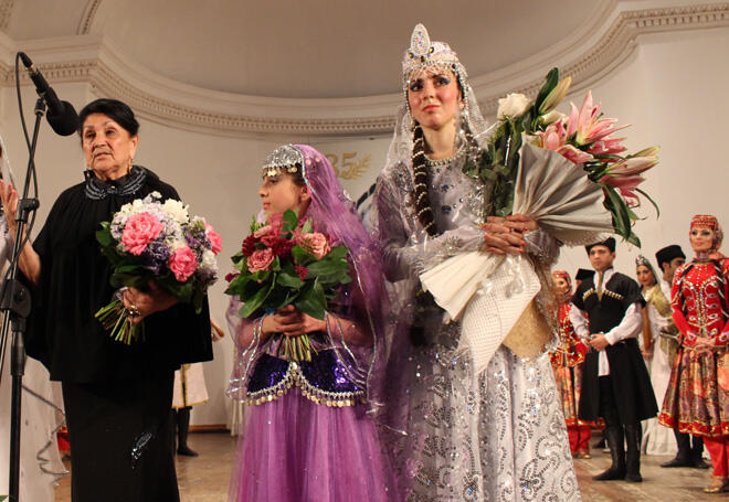 "Белый цветок" Роза Джалилова - выступление перед Сталиным, открытка от Фиделя Кастро, в суровом режиме Саддама Хусейна