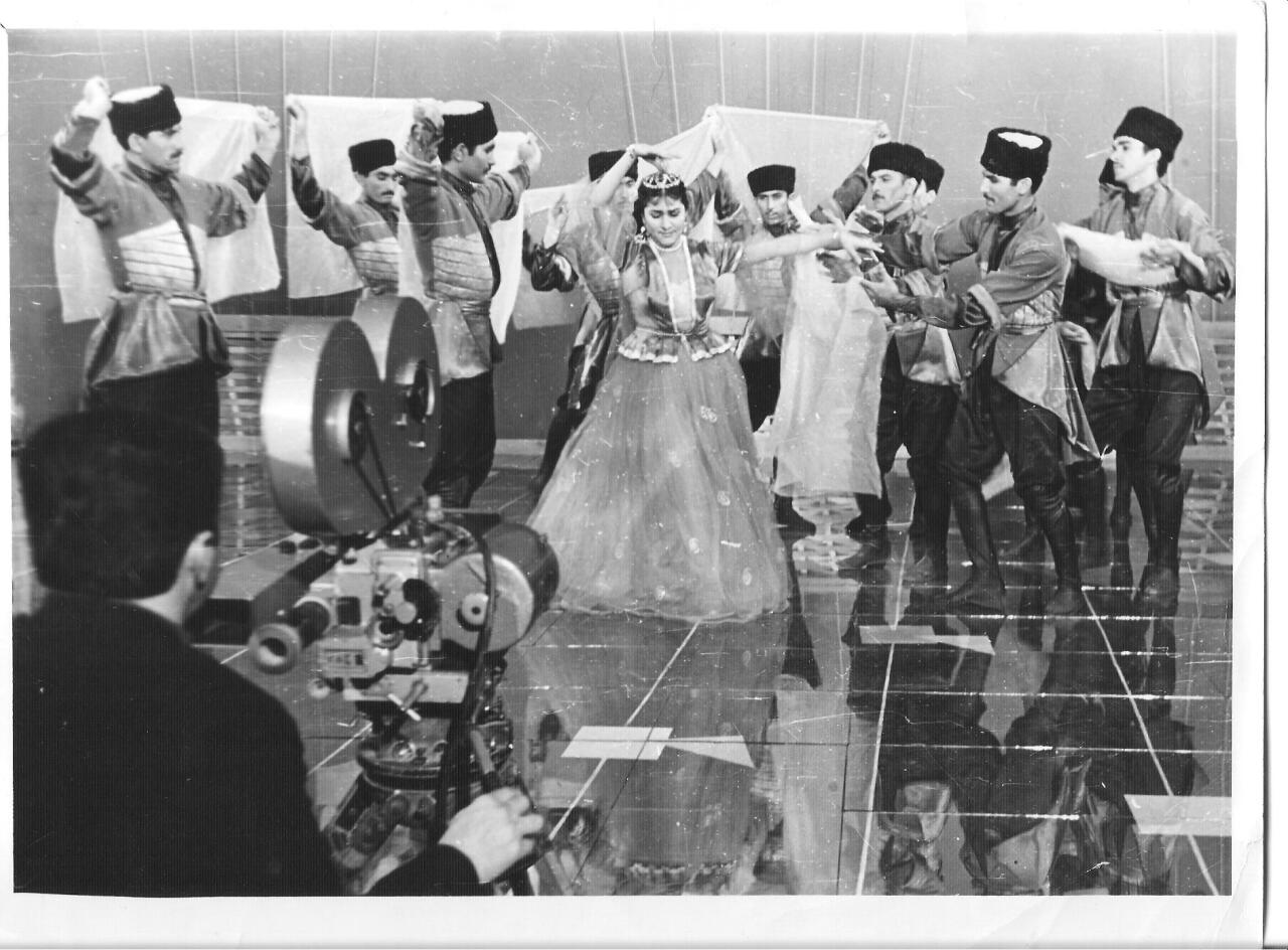 "Белый цветок" Роза Джалилова - выступление перед Сталиным, открытка от Фиделя Кастро, в суровом режиме Саддама Хусейна