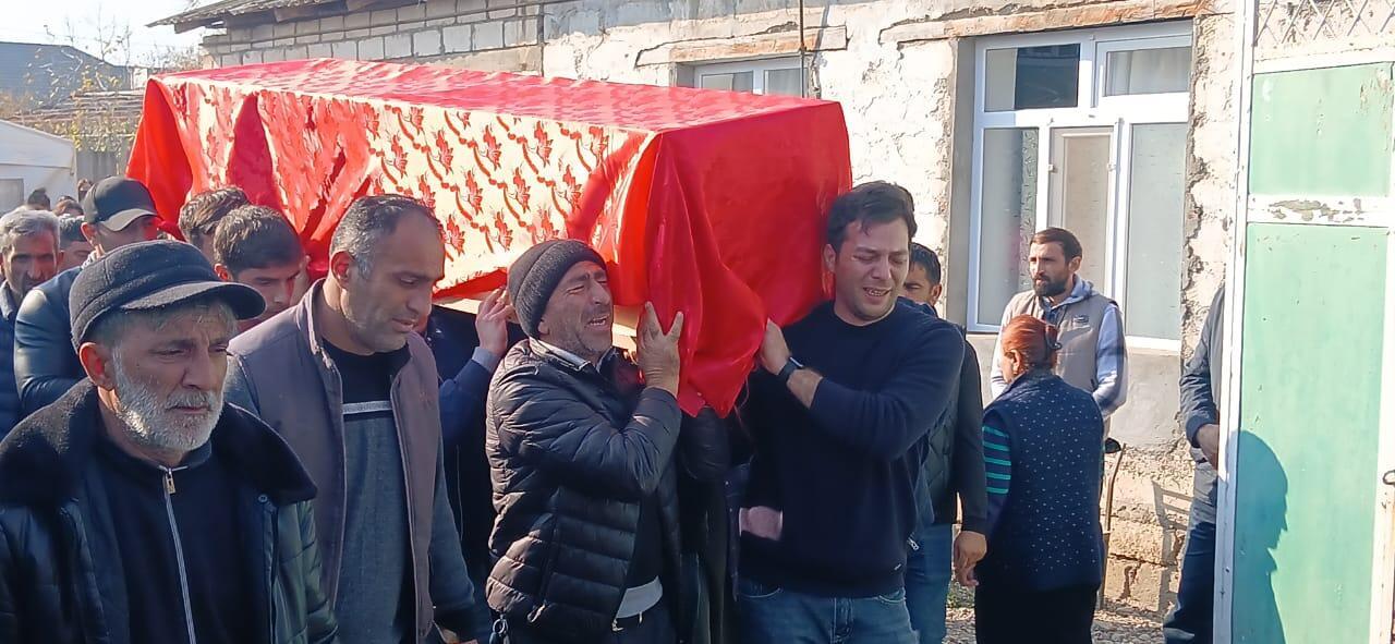 Faciəli şəkildə ölən ofisiantın cənazəsini "bəy maşını"nda daşıdılar