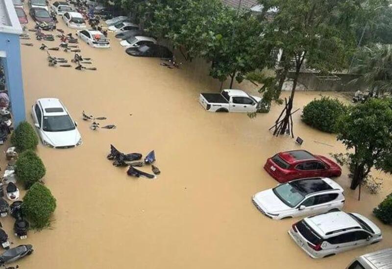 Сильнейшие ливни подтопили десятки тысяч домов во Вьетнаме