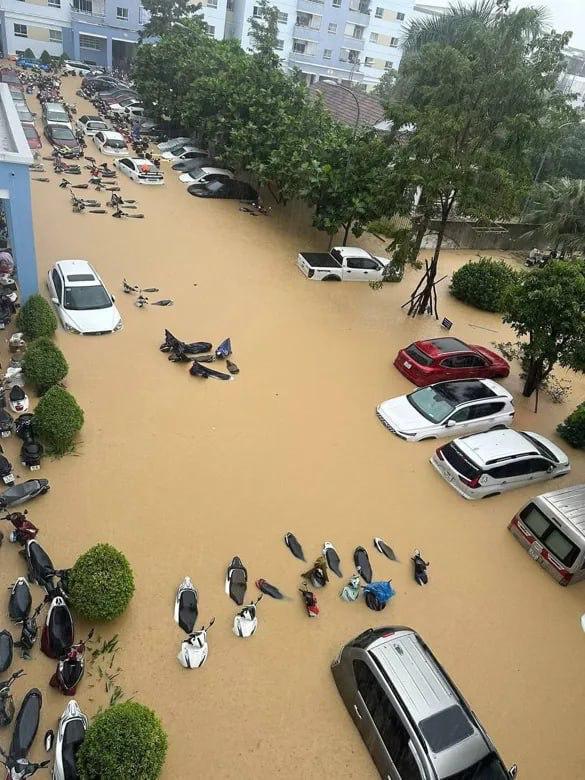 Сильнейшие ливни подтопили десятки тысяч домов во Вьетнаме