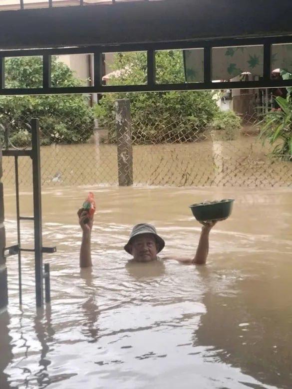 Сильнейшие ливни подтопили десятки тысяч домов во Вьетнаме