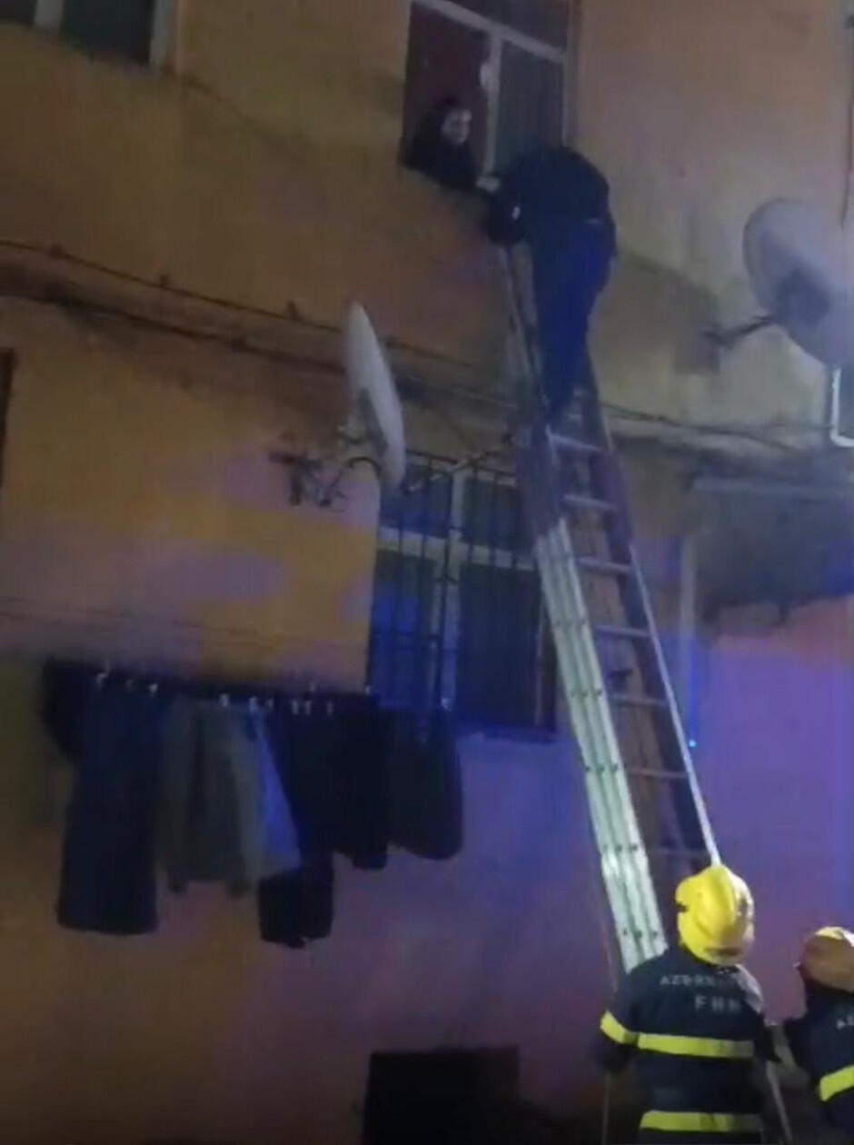 Goranboyda binada mənzilin döşəməsi çöküb, xəsarət alanlar var