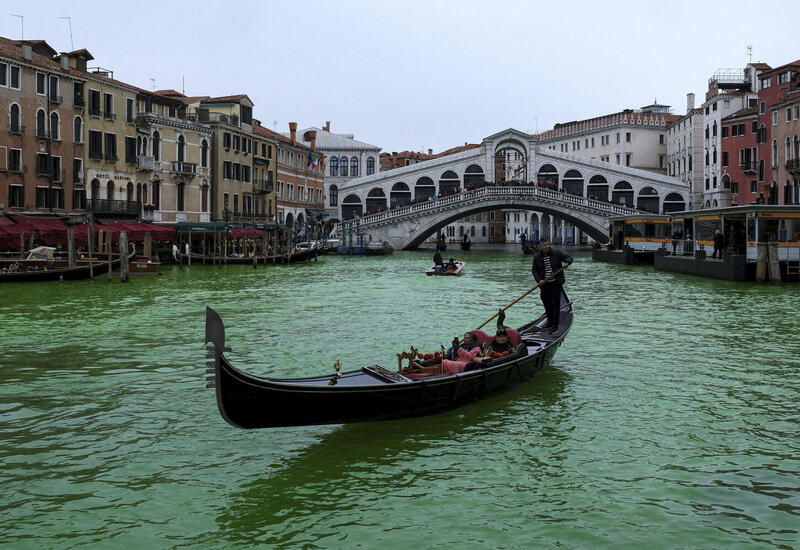 Грета Тунберг покрасила воду в Венеции в зеленый цвет