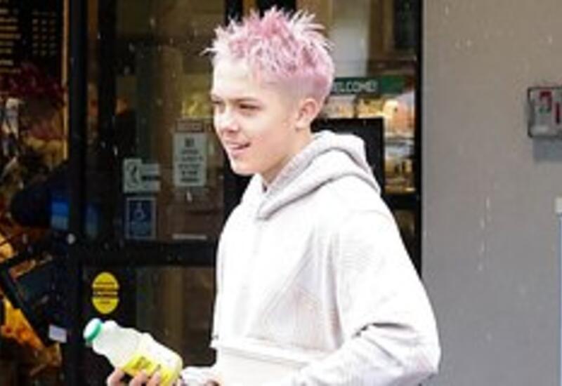 Внешний вид 17-летнего сына Анджелины Джоли с розовыми волосами вызвал споры в сети