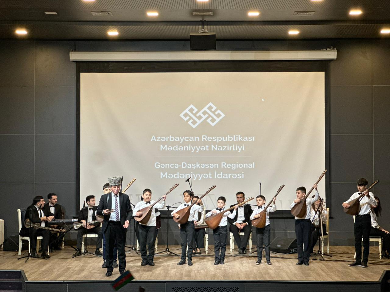 В Гянджинской государственной филармонии прошел вечер "Один день детей победителей в культуре"