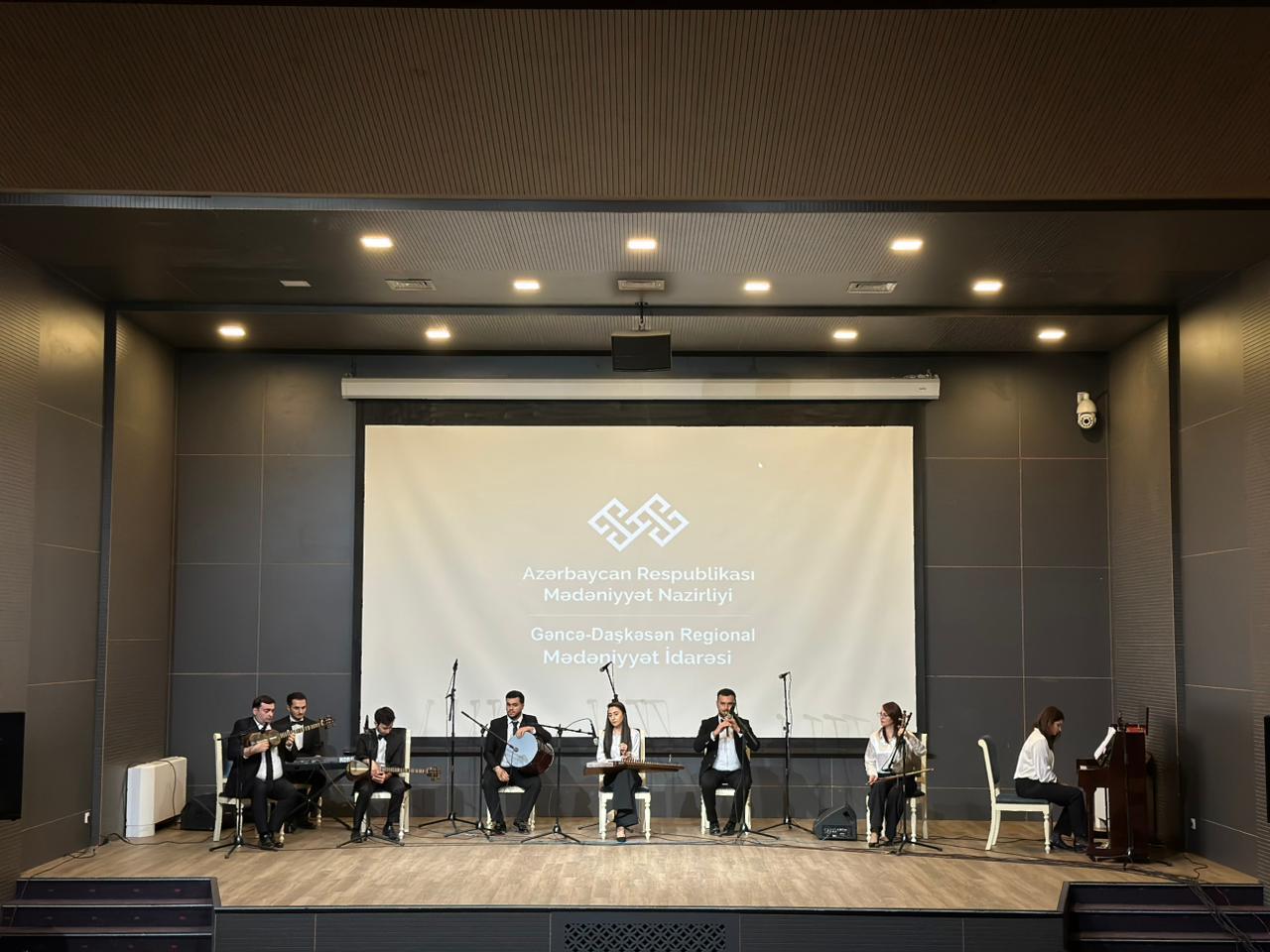 В Гянджинской государственной филармонии прошел вечер "Один день детей победителей в культуре"