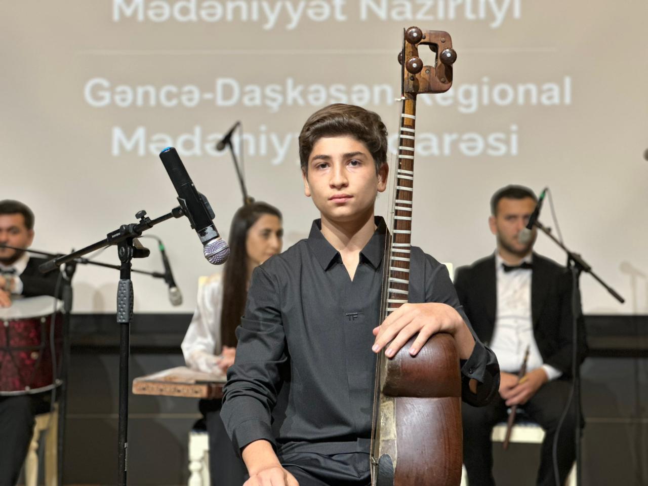 В Гянджинской государственной филармонии прошел вечер "Один день детей победителей в культуре"