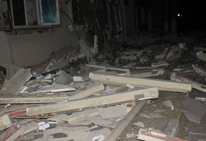 Bakıda binanın eyvanı uçdu