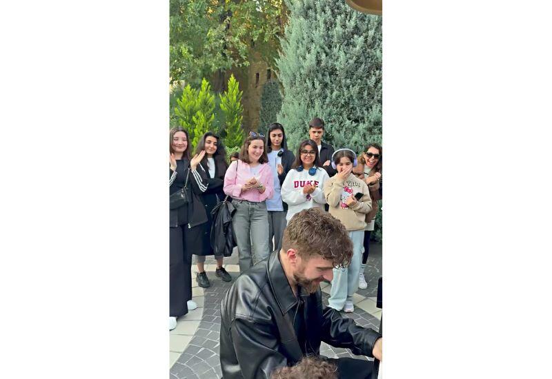 Известный блогер Эмилио Пиано сыграл в саду у Филармонии в Баку