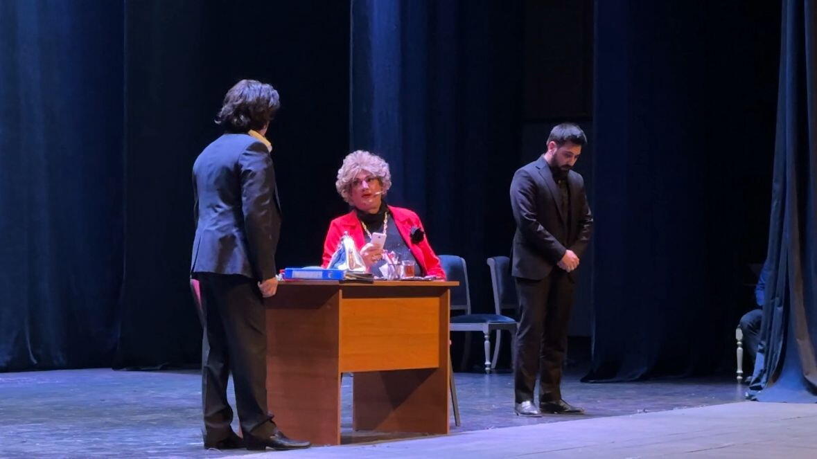 В Гянджинской государственной филармонии состоялась постановка "Ev dar" коллектива "Bu şəhərdə"