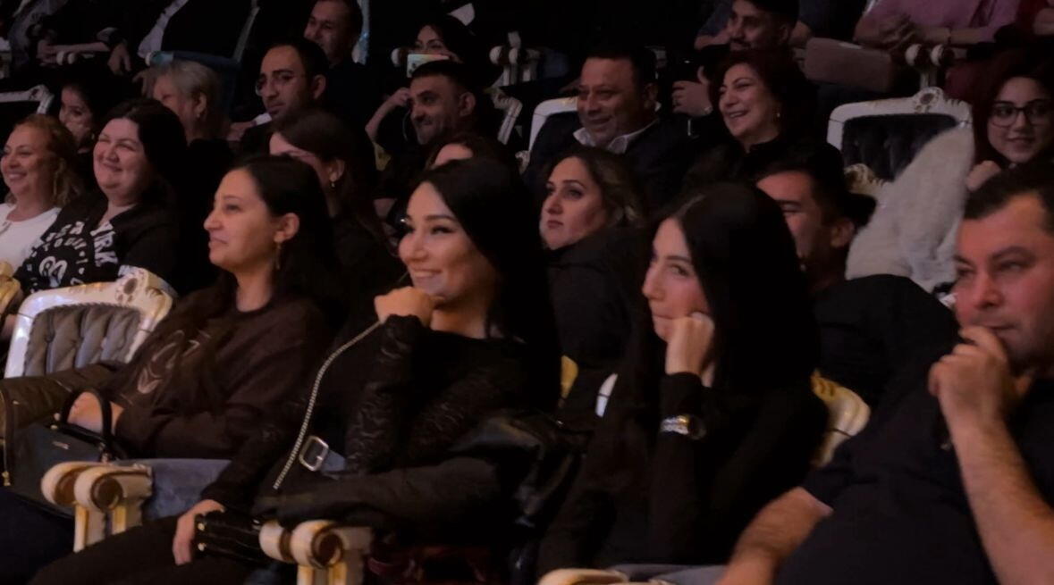 В Гянджинской государственной филармонии состоялась постановка "Ev dar" коллектива "Bu şəhərdə"