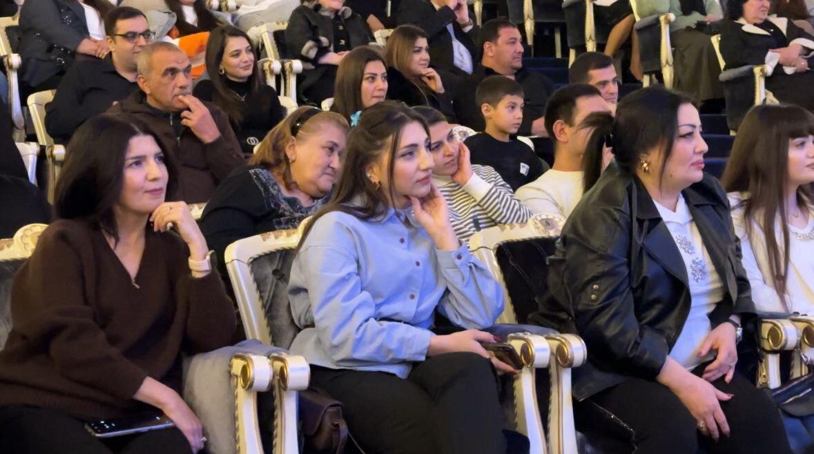 В Гянджинской государственной филармонии состоялась постановка "Ev dar" коллектива "Bu şəhərdə"