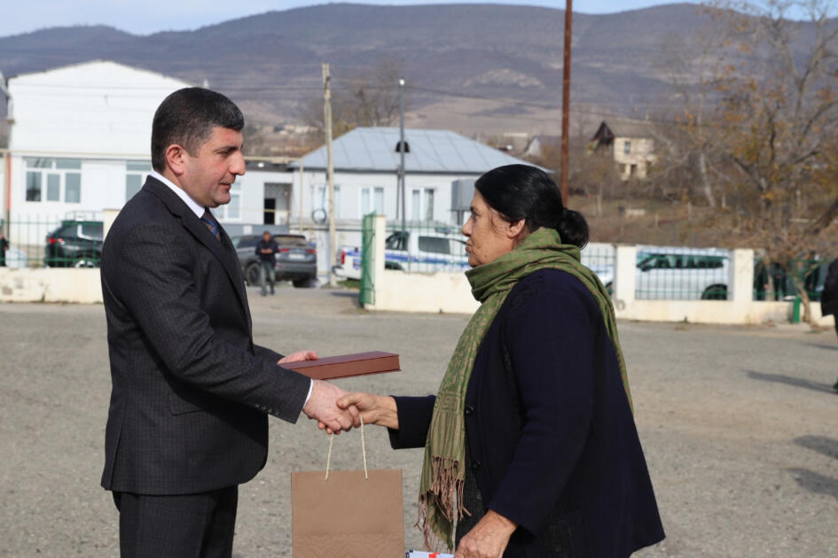 Семьям, прибывшим в села Хайурду и Тезебина Ходжалинского района, вручены ключи от домов