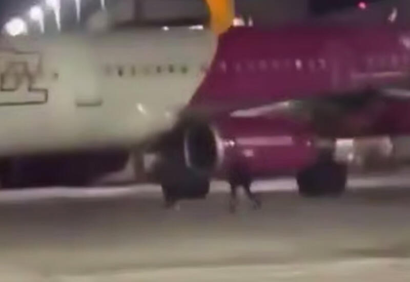 Опоздавшие на самолет пассажиры попытались его остановить