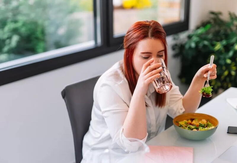 Развеяны мифы о питье воды во время еды