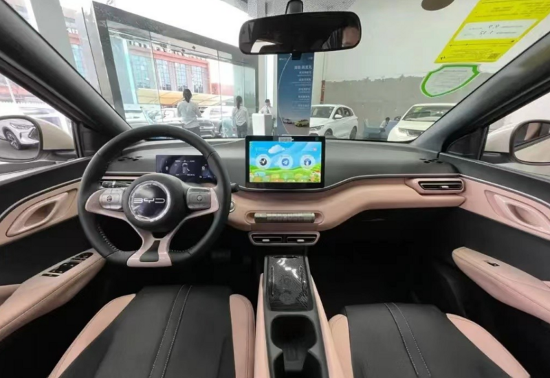 Sürücü BYD ilə qəzaya düşdü, hava yastığı açılmadı