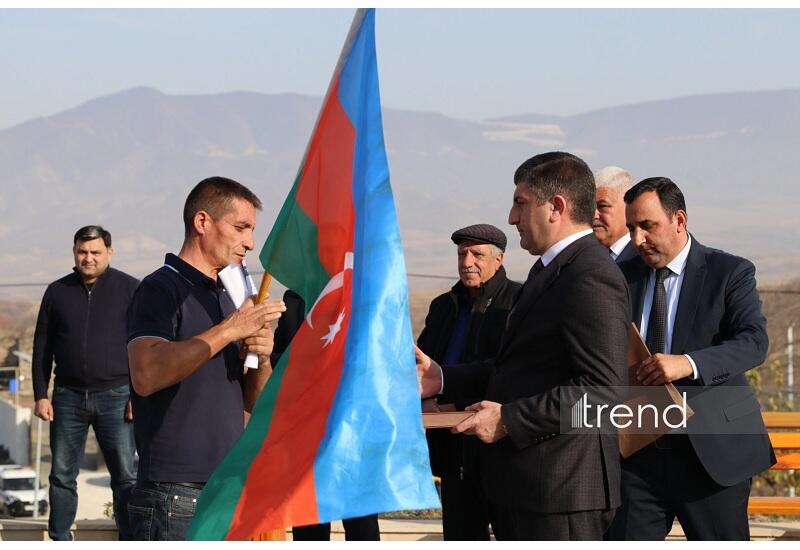 Семьям, прибывшим в села Хайурду и Тезебина Ходжалинского района, вручены ключи от домов