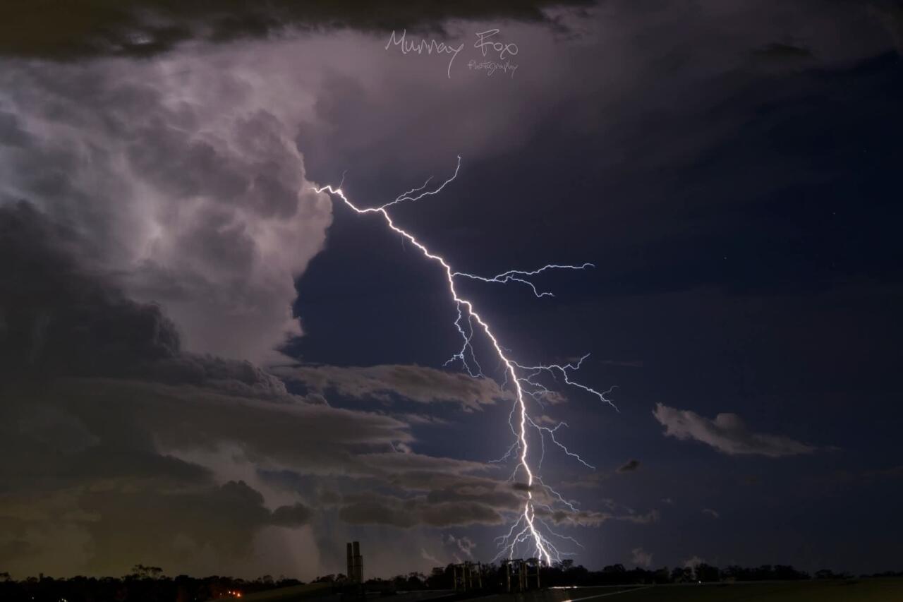 Австралию захлестнула волна непогоды