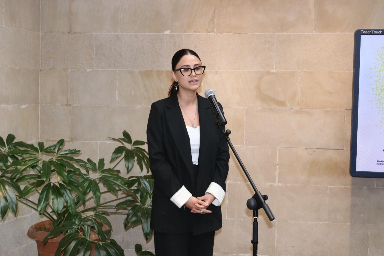 В Ичеришехер прошла выставка картин Лалы Багирзаде