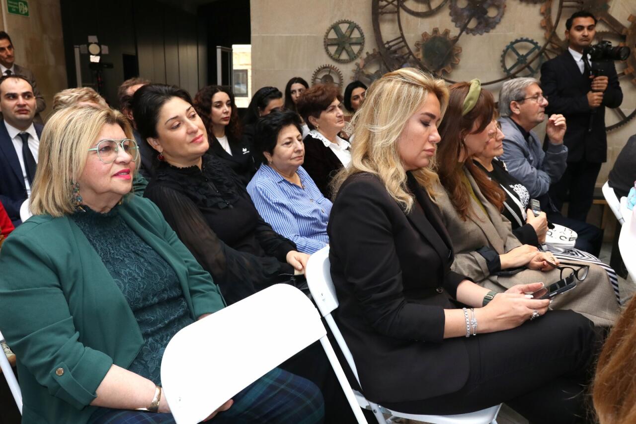 В Ичеришехер прошла выставка картин Лалы Багирзаде