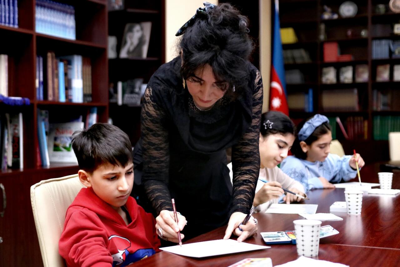 В Ичеришехер прошла выставка картин Лалы Багирзаде