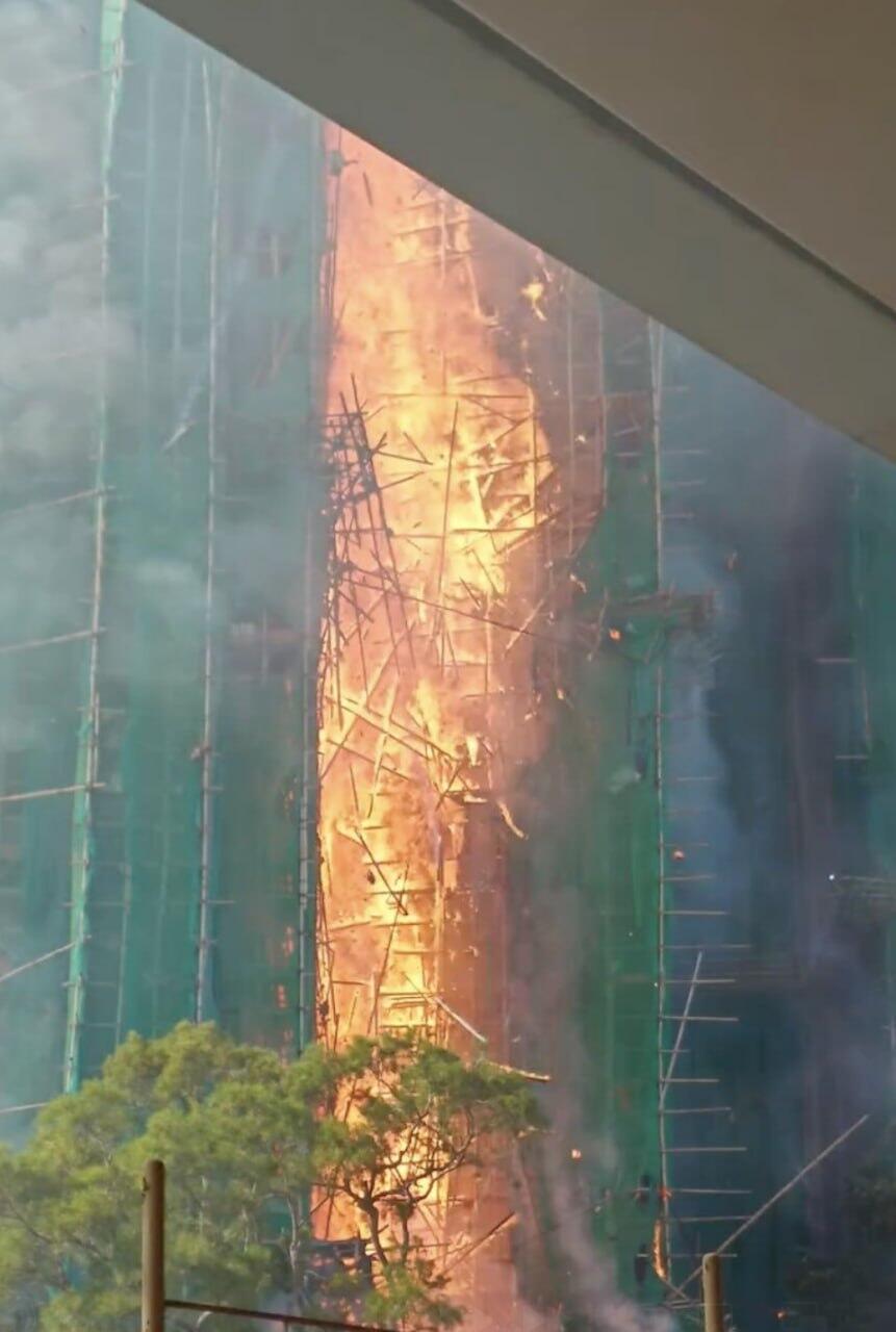 В Гонконге загорелись многоэтажки