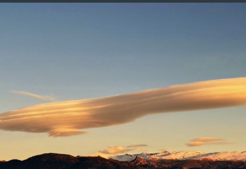 Лентикулярные облака украсили небо в Испании