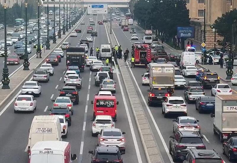 Bakının bu prospektində avtomobil yanıb