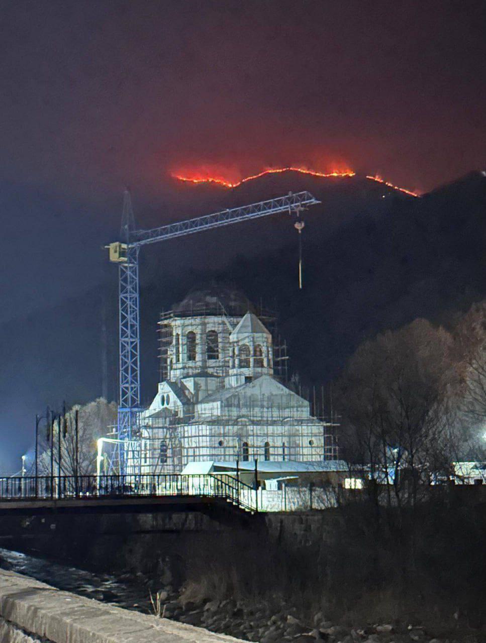 Вертолеты в Армении пытаются потушить лесной пожар