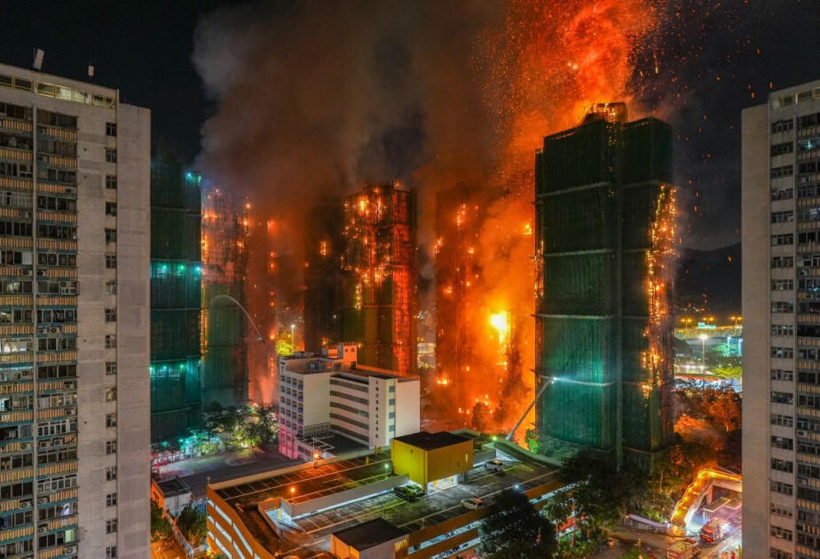 Po požaru v Hong Kongu, v katerem je umrlo 55 ljudi, se javnost spominja preminulega gasilca