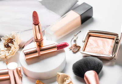 Визажисты дали советы по использованию хайлайтера и пудры в макияже