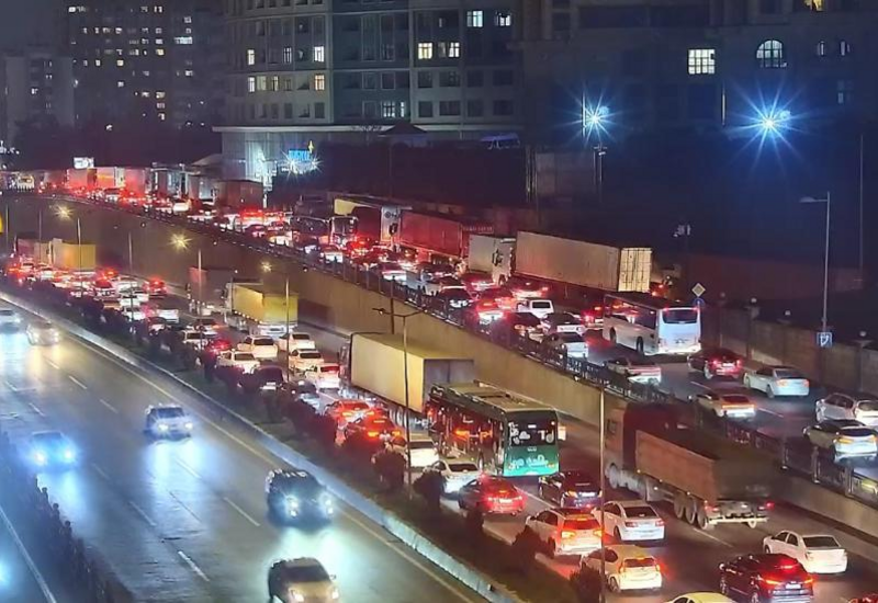 "20 Yanvar" dairəsində yola dağılan yük sıxlığa səbəb olub