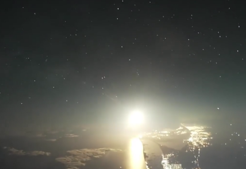 Эпичный вид на запуск Falcon 9 с борта самолета